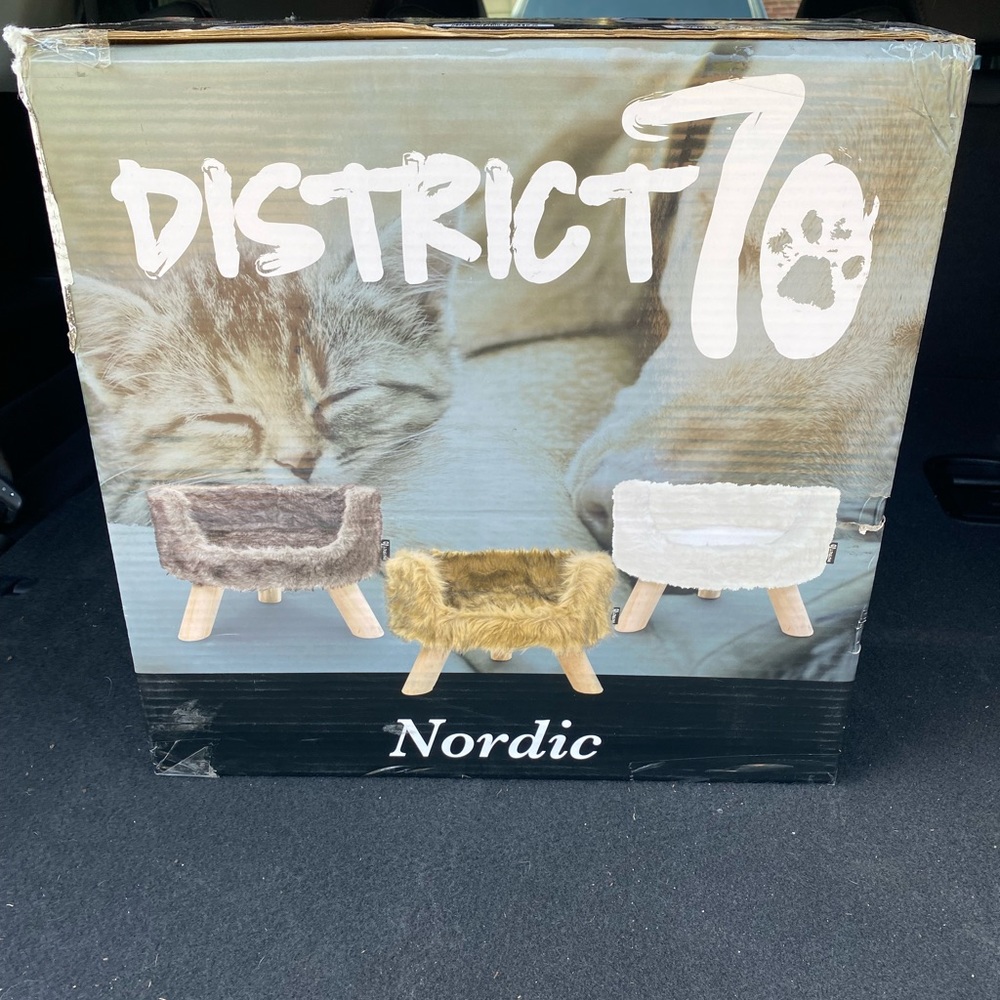 New in box District 70 Nordic cat bed